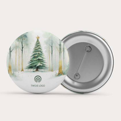 Personalizowana przypinka świąteczna LEŚNA CHOINKA z choinką i miejscem na logo, aluminiowa, 56 mm – Letica-drukarnia-kartek