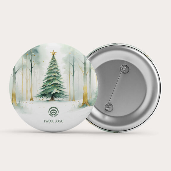Personalizowana przypinka świąteczna LEŚNA CHOINKA z choinką i miejscem na logo, aluminiowa, 56 mm – Letica-drukarnia-kartek