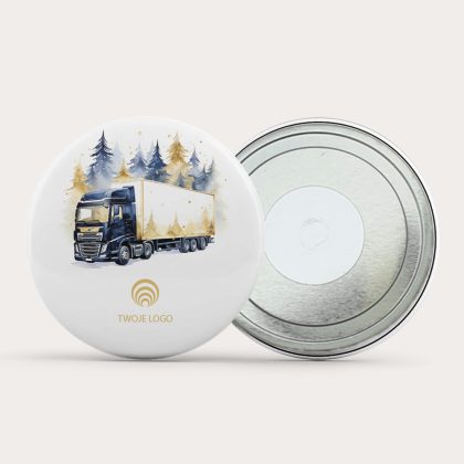 Magnes LKW z ciężarówką i świątecznym lasem, miejsce na logo, aluminiowy, średnica 56 mm – Letica drukarnia kartek.