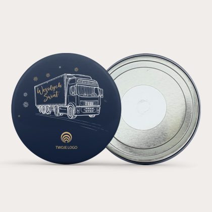 Magnes świąteczny z ilustracją ciężarówki, napisem Wesołych Świąt i miejscem na logo firmy – model ŚWIĘTA NA CZAS, aluminiowy, średnica 56 mm