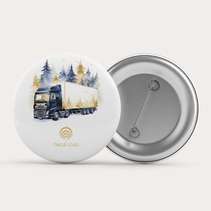 Przypinka LKW z ilustracją ciężarówki i świątecznego lasu, miejsce na logo, aluminiowa, 56 mm – Letica drukarnia kartek.