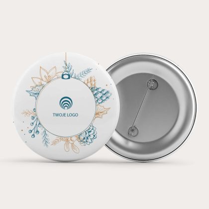 Przypinka świąteczna BOMBKA z aluminiowym wykończeniem, ozdobiona świąteczną grafiką w formie bombki i miejscem na logo firmy.