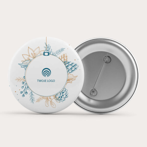 Przypinka świąteczna BOMBKA z aluminiowym wykończeniem, ozdobiona świąteczną grafiką w formie bombki i miejscem na logo firmy.