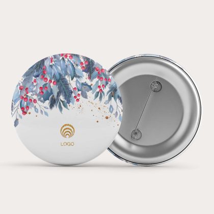 Przypinka świąteczna GOLTERIA 56 mm z grafiką zimowych liści i czerwonych jagód, z miejscem na logo firmy – elegancki aluminiowy gadżet reklamowy.