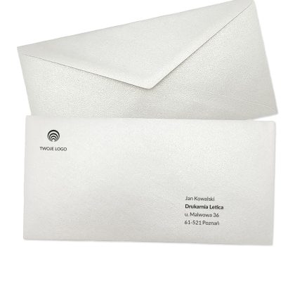 ozdobna koperta dl (prostokątna) biała perłowa z nadrukiem logo i adresów