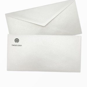 ozdobna koperta w formacie dl (prostokątna) biała perłowa z własnym logo