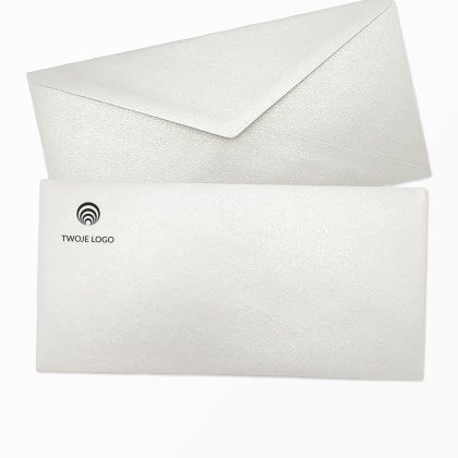 ozdobna koperta w formacie dl (prostokątna) biała perłowa z własnym logo