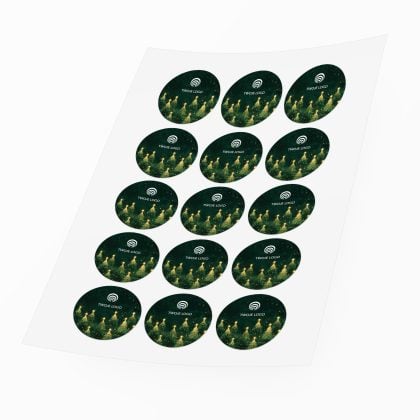 Arkusz 15 świątecznych naklejek ŚWIERKOWY LAS z logo firmy – okrągłe nalepki 5 cm ze złocistym lasem świerków