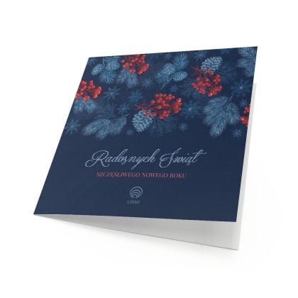 Okładka firmowej kartki bożonarodzeniowej Zmierzch w Zimowym Lesie z granatową kompozycją gałązek sosny, szyszek i czerwonych gron jarzębiny.