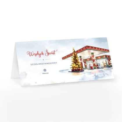 Okładka firmowej kartki świątecznej Benzina ze stacją paliw przystrojoną lampkami i dużą choinką obok.